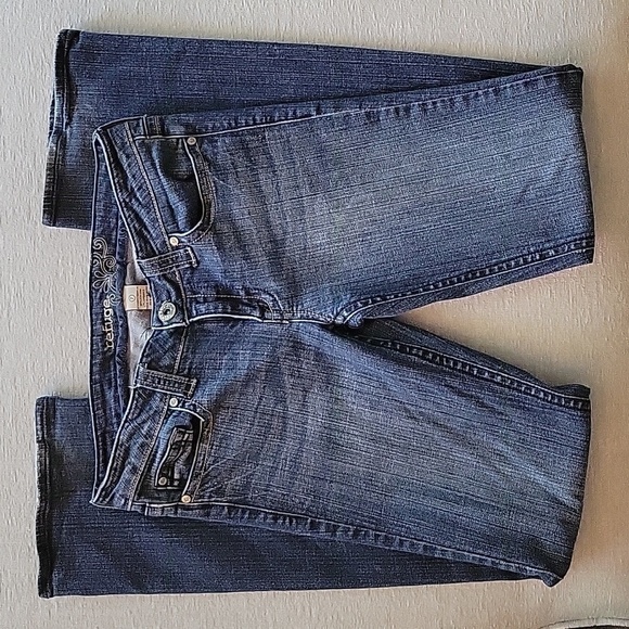 REFUGE Women's Juniors boot cut jeans in size 7.  Great condition. - Picture 2 of 6